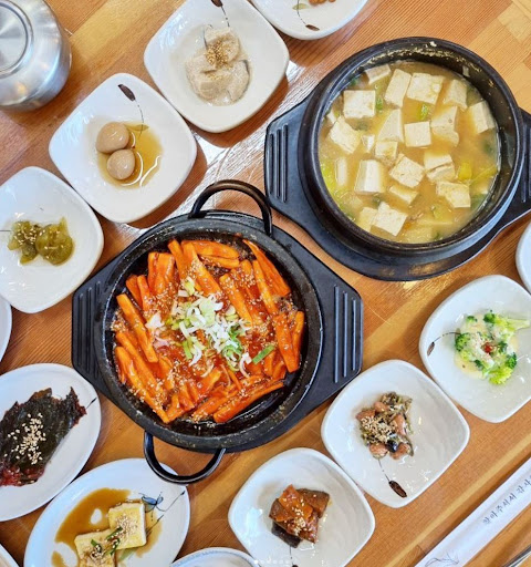 하동재첩회덮밥으로 유명한 쉬어가기좋은날식당에서 푸짐한 식사 즐기기